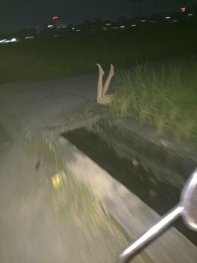 Mò mẫm về nhà giữa đêm lạnh, thanh niên suýt nhồi máu cơ tim vì đụng phải chiếc đầu lâu lăn giữa ngõ