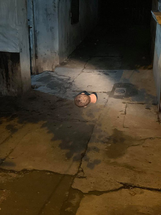 Mò mẫm về nhà giữa đêm lạnh, thanh niên suýt nhồi máu cơ tim vì đụng phải chiếc đầu lâu lăn giữa ngõ