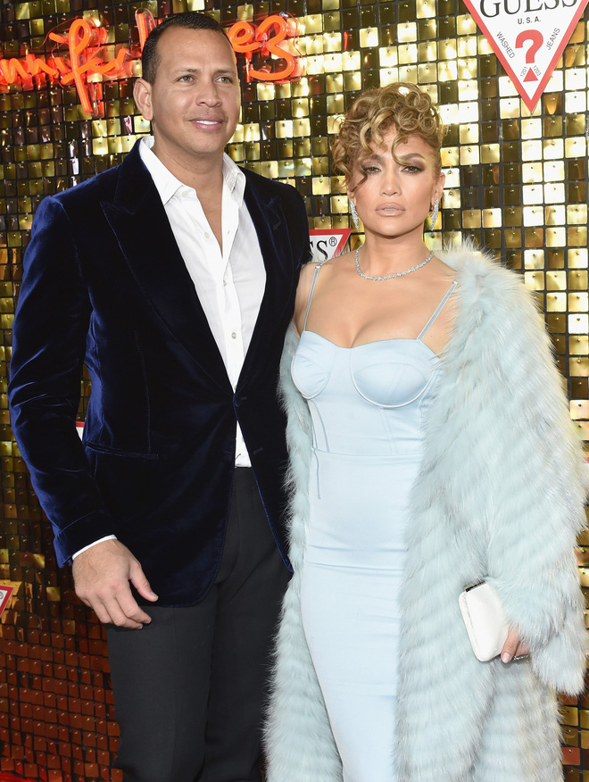 Jennifer Lopez: Hạnh phúc bên tình trẻ kém 6 tuổi, đẹp bốc lửa bất chấp tuổi 49