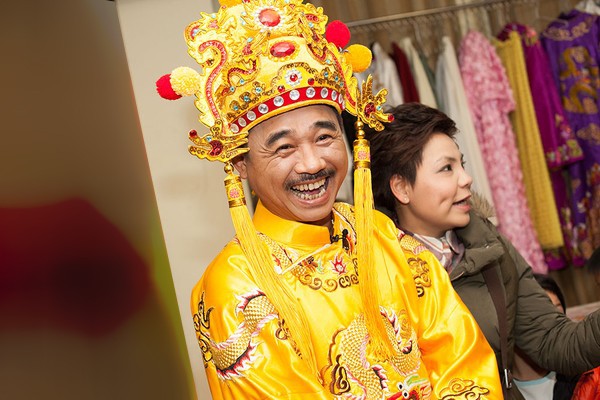 Dấy nghi vấn Ngọc Hoàng Quốc Khánh sắp lấy vợ lần đầu ở tuổi 57 Dấy nghi vấn Ngọc Hoàng Quốc Khánh sắp lấy vợ lần đầu ở tuổi 57