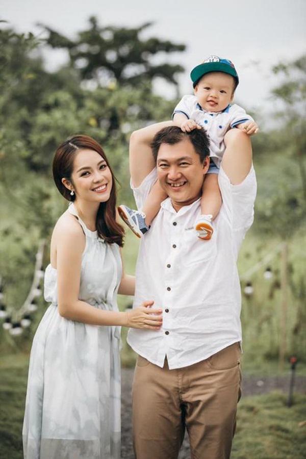 Cuộc tình đại gia tặng hoa 3 triệu/ngày tan vỡ, Á hậu rời biệt thự, tay trắng nuôi con Cuộc tình đại gia tặng hoa 3 triệu/ngày tan vỡ, Á hậu rời biệt thự, tay trắng nuôi con