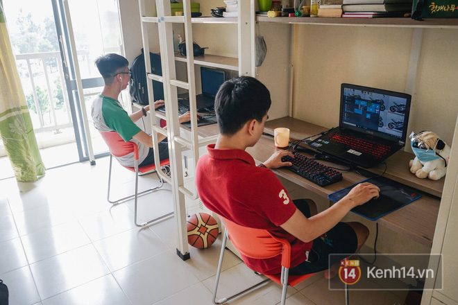 Choáng ngợp cảnh 700 xế hộp xịn đỗ kín sân trường trong buổi họp phụ huynh: Đúng là trường con nhà giàu có khác!