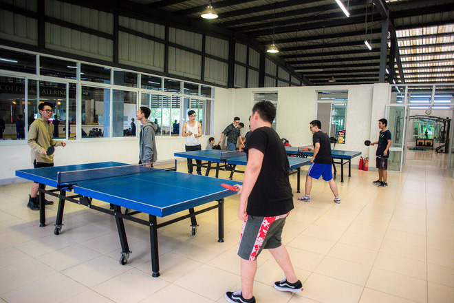 Choáng ngợp cảnh 700 xế hộp xịn đỗ kín sân trường trong buổi họp phụ huynh: Đúng là trường con nhà giàu có khác! Choáng ngợp cảnh 700 xế hộp xịn đỗ kín sân trường trong buổi họp phụ huynh: Đúng là trường con nhà giàu có khác!