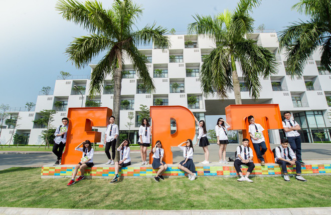 Choáng ngợp cảnh 700 xế hộp xịn đỗ kín sân trường trong buổi họp phụ huynh: Đúng là trường con nhà giàu có khác!