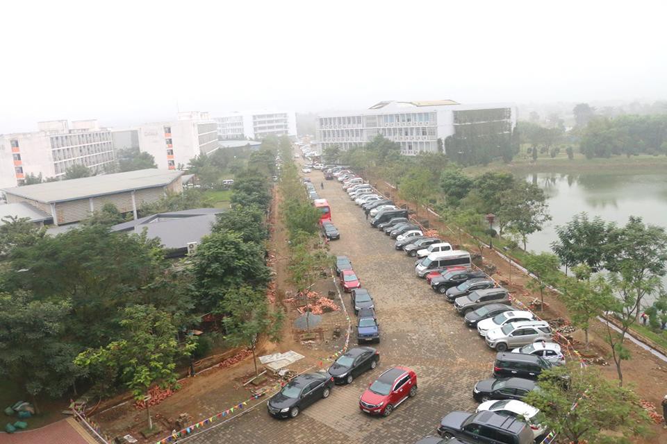 Choáng ngợp cảnh 700 xế hộp xịn đỗ kín sân trường trong buổi họp phụ huynh: Đúng là trường con nhà giàu có khác!