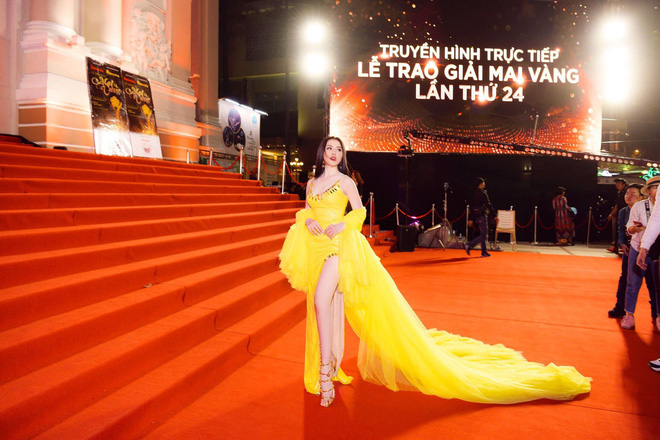 Phẫn nộ việc người đẹp dính nghi vấn bán dâm Thư Dung làm lố trên thảm đỏ sự kiện dù không được mời