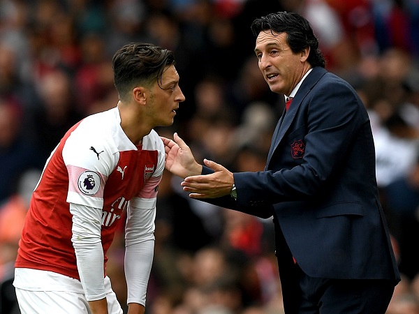 Unai Emery tuyên bố Mesut Oezil không xứng đáng đá chính ở Arsenal