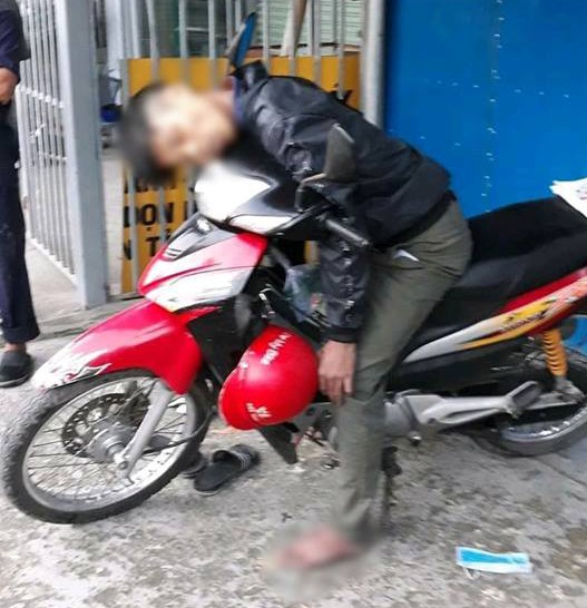 Phát hiện nam thanh niên chết bí ẩn trong tư thế ngồi trên xe máy