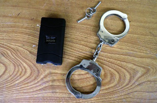 Hai thanh niên còng tay, dí dao cướp của người chuyển tiền đêm