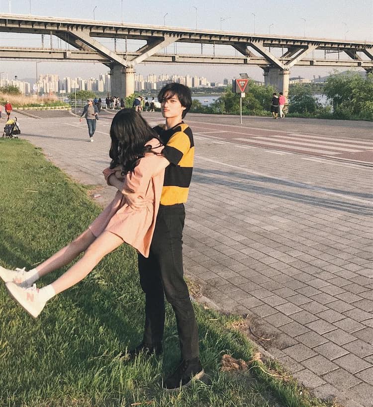 Nỗi lòng con gái khi yêu: Bạn trai người ta thì hoàn hảo khỏi chê, còn bạn trai mình nhìn là muốn gây lộn