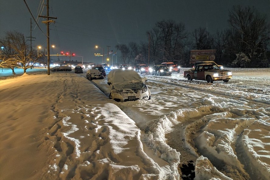 Bão tuyết tấn công nước Mỹ, hàng loạt chuyến bay bị hủy