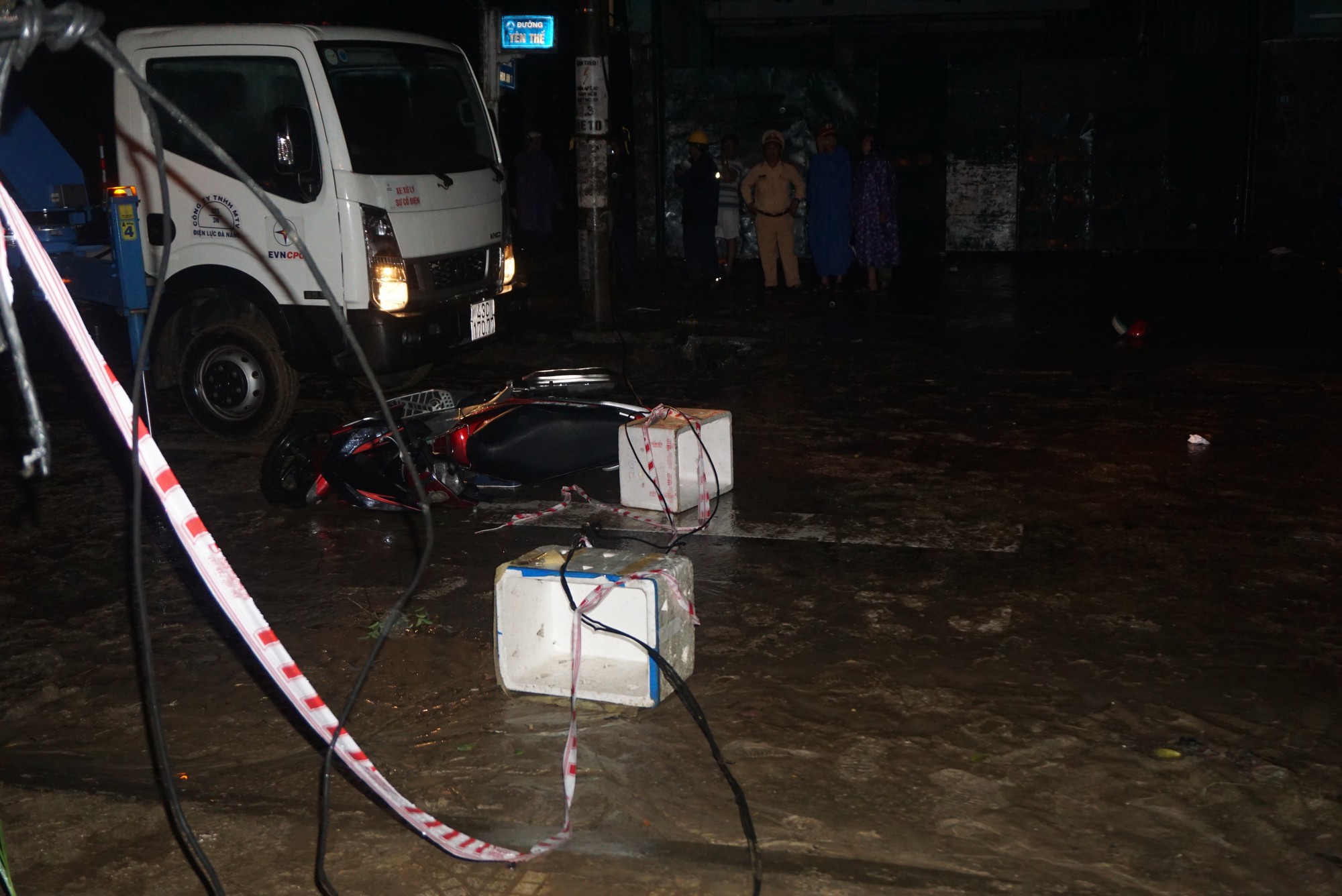 Vụ chồng chết, vợ nhập viện vì vướng dây điện sà xuống đường: Khởi tố 1 công nhân vận hành điện