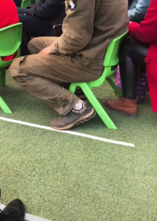 Cảm động hình ảnh người cha quần áo dính đầy bụi bẩn tới trường họp phụ huynh cho con