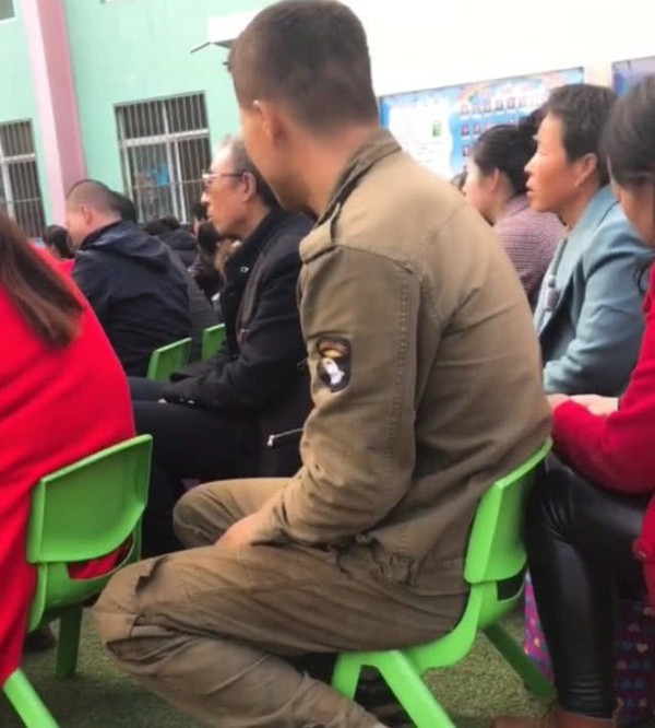 Cảm động hình ảnh người cha quần áo dính đầy bụi bẩn tới trường họp phụ huynh cho con