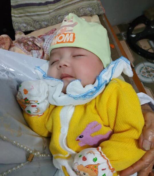 Hà Nam: Bé gái hơn 2 tháng tuổi bị bỏ rơi bên vệ đường lúc chập tối cùng lời nhắn của mẹ