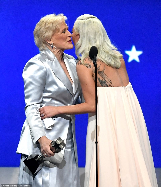 Lady Gaga và Glenn Close mang đến khoảnh khắc đẹp nhất lịch sử giải Critic’s Choice Awards