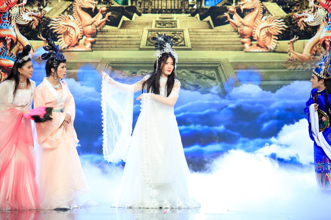 Nam Em gây bất ngờ với vai diễn Hằng Nga tưng tửng trong Táo Quân