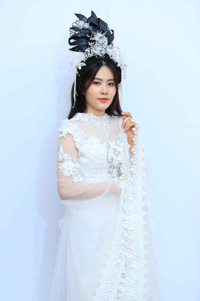 Nam Em gây bất ngờ với vai diễn Hằng Nga tưng tửng trong Táo Quân