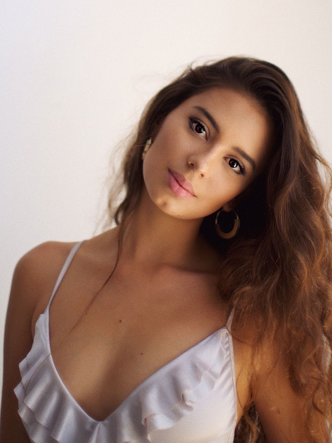 Trước các đối thủ nóng bỏng này, Ngân Anh khó có cơ hội tại cuộc thi cô cố tình thi chui