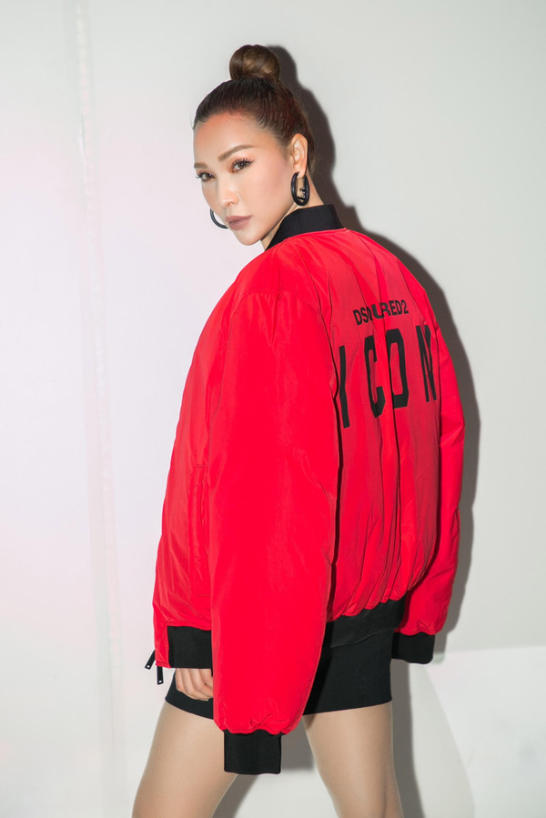 Ngọc Trinh khoe vòng 3 căng tròn, nóng bỏng đi xem show tại Milan Fashion Week