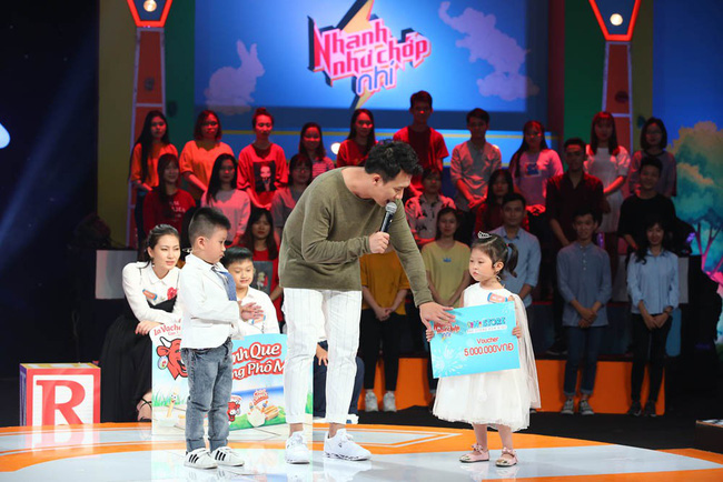 Cô bé với khuôn mặt hờn cả thế giới khiến Trấn Thành choáng khi ẵm 10 triệu trong thời gian điện xẹt Cô bé với khuôn mặt hờn cả thế giới khiến Trấn Thành choáng khi ẵm 10 triệu trong thời gian điện xẹt