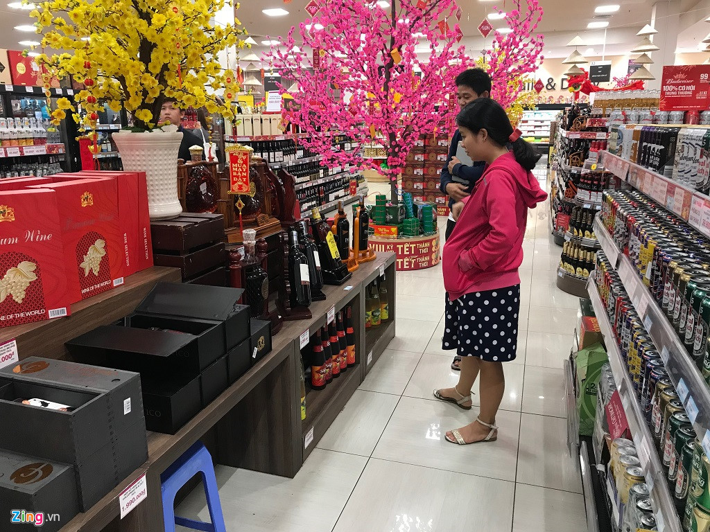 Bia rục rịch tăng giá trước Tết, người Sài Gòn lo mua sớm dự trữ