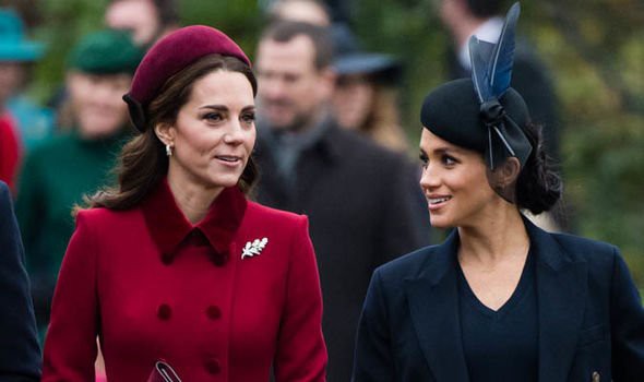 Thêm bằng chứng cho thấy Meghan và chị dâu Kate bằng mặt không bằng lòng, họ chỉ đang diễn trước công chúng