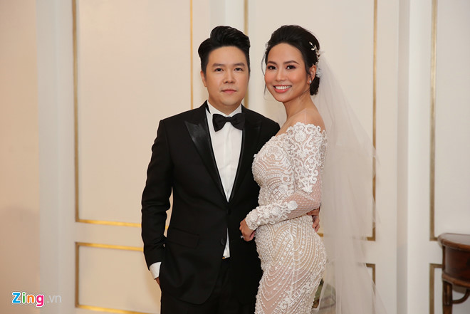 Lê Hiếu và vợ doanh nhân 9X tình tứ bên nhau tại đám cưới