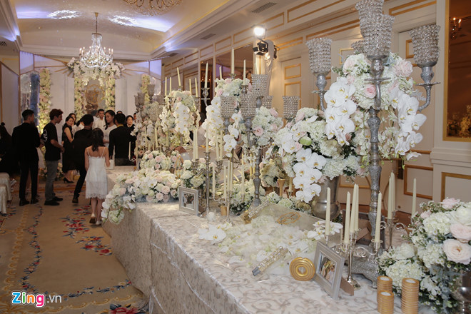 Lê Hiếu và vợ doanh nhân 9X tình tứ bên nhau tại đám cưới