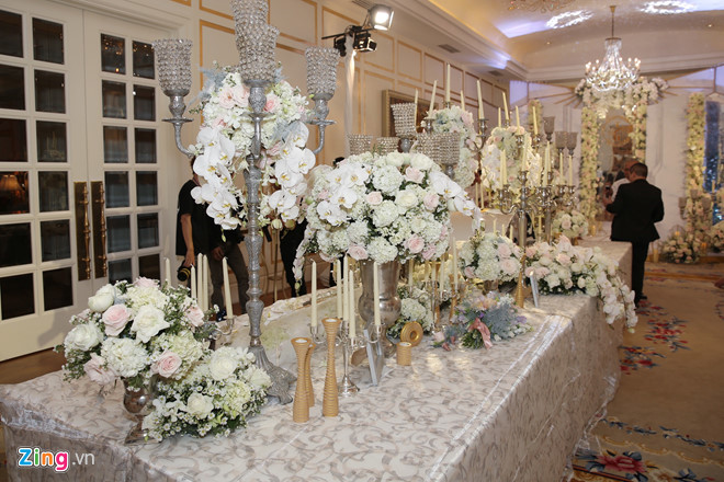 Lê Hiếu và vợ doanh nhân 9X tình tứ bên nhau tại đám cưới