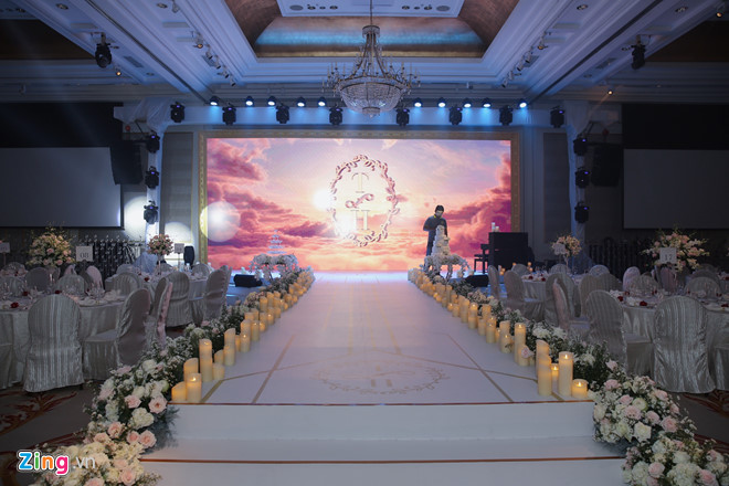 Lê Hiếu và vợ doanh nhân 9X tình tứ bên nhau tại đám cưới