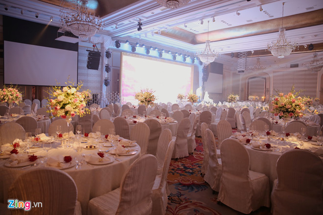 Lê Hiếu và vợ doanh nhân 9X tình tứ bên nhau tại đám cưới