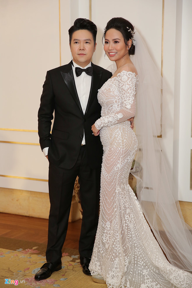 Lê Hiếu và vợ doanh nhân 9X tình tứ bên nhau tại đám cưới