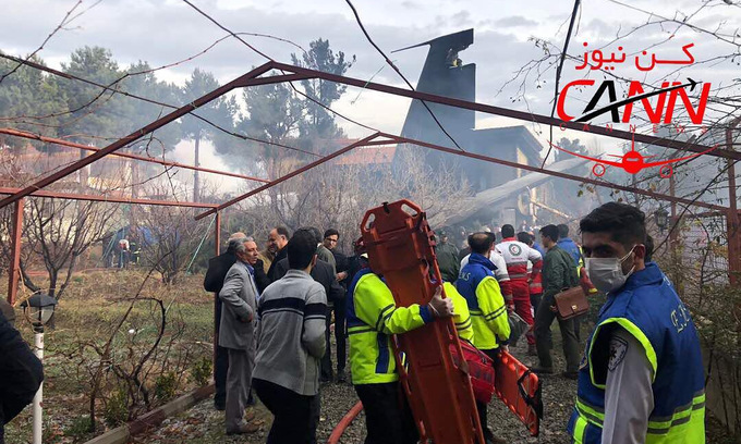 Video - Ảnh: Máy bay Boeing 707 vỡ toác, cháy sém sau khi rơi ở Iran