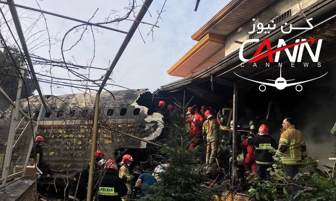 Video - Ảnh: Máy bay Boeing 707 vỡ toác, cháy sém sau khi rơi ở Iran