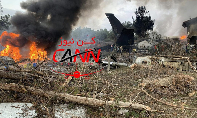 Video - Ảnh: Máy bay Boeing 707 vỡ toác, cháy sém sau khi rơi ở Iran