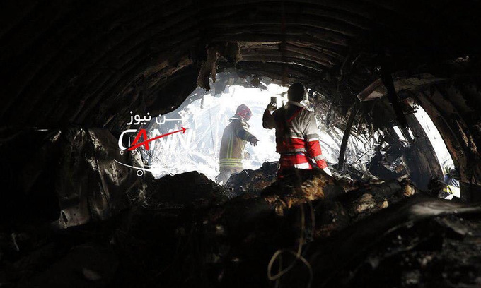 Video - Ảnh: Máy bay Boeing 707 vỡ toác, cháy sém sau khi rơi ở Iran