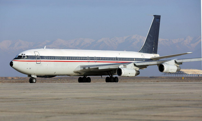 Video - Ảnh: Máy bay Boeing 707 vỡ toác, cháy sém sau khi rơi ở Iran