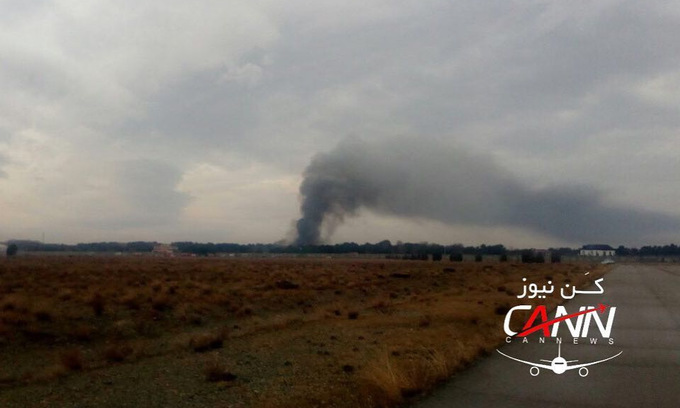 Video - Ảnh: Máy bay Boeing 707 vỡ toác, cháy sém sau khi rơi ở Iran