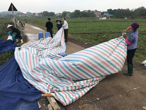 Người dân gỡ bỏ chướng ngại vật vào bãi rác Nam Sơn