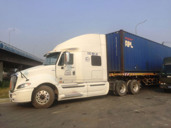 Dân truy đuổi xe container cán chết người trên con đường nguy hiểm nhất Sài Gòn