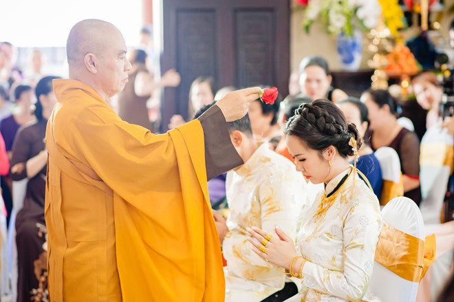 Ca sĩ Võ Hạ Trâm đeo đầy vàng ở lễ hằng thuận với chồng Ấn Độ