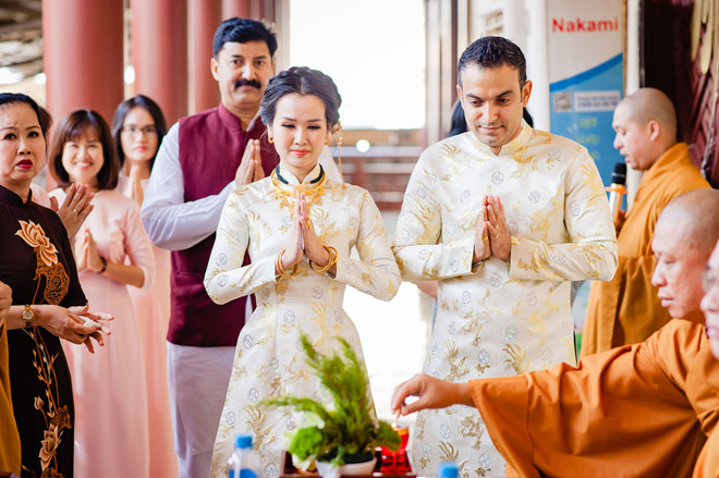 Ca sĩ Võ Hạ Trâm đeo đầy vàng ở lễ hằng thuận với chồng Ấn Độ