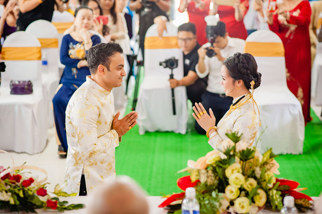 Ca sĩ Võ Hạ Trâm đeo đầy vàng ở lễ hằng thuận với chồng Ấn Độ