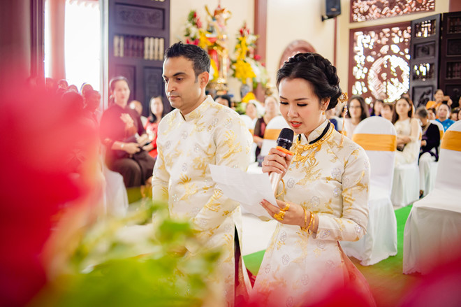 Ca sĩ Võ Hạ Trâm đeo đầy vàng ở lễ hằng thuận với chồng Ấn Độ