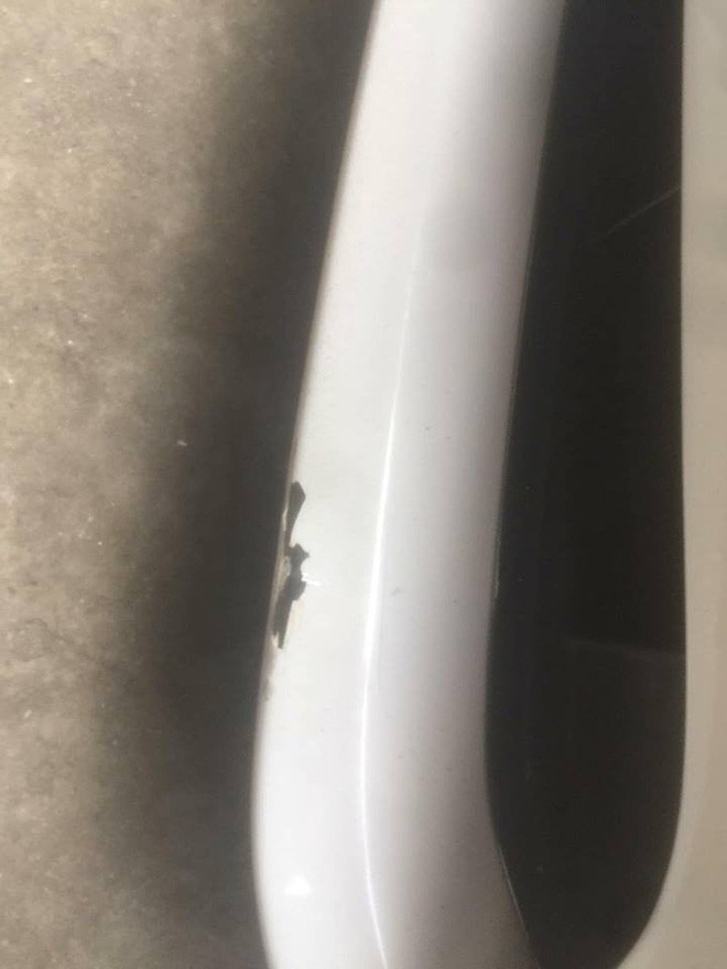 Xế hộp bị đâm xước sơn, bung nhựa nhưng khổ chủ chẳng thể giận nổi vì biểu cảm siêu đáng yêu của thủ phạm nhí