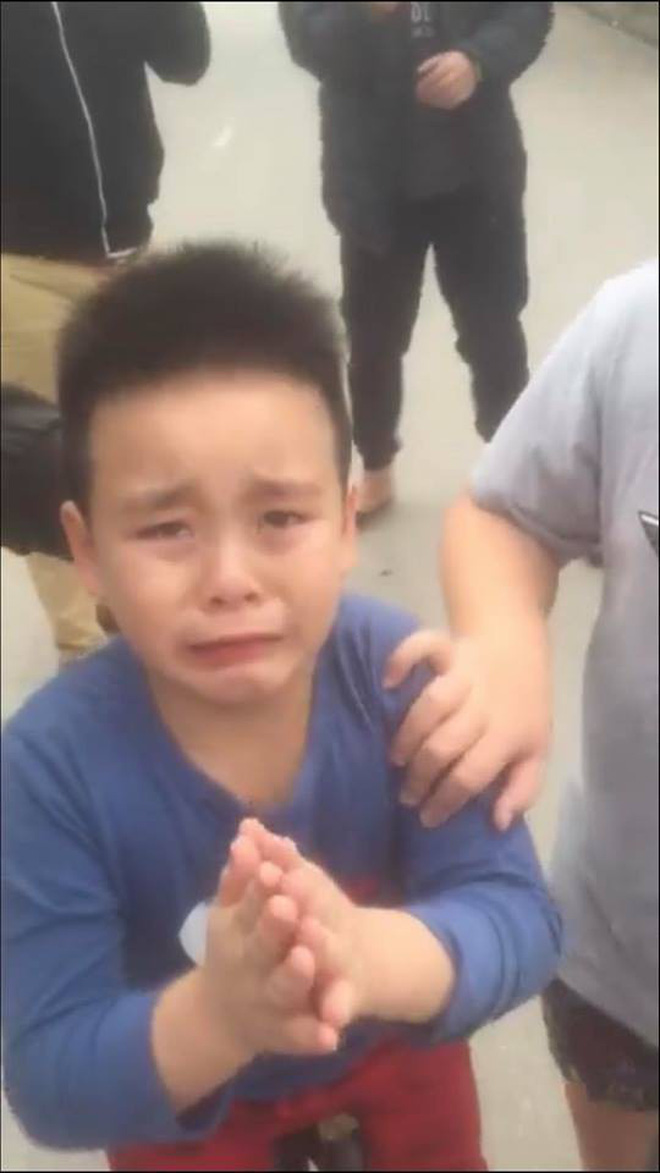 Xế hộp bị đâm xước sơn, bung nhựa nhưng khổ chủ chẳng thể giận nổi vì biểu cảm siêu đáng yêu của thủ phạm nhí