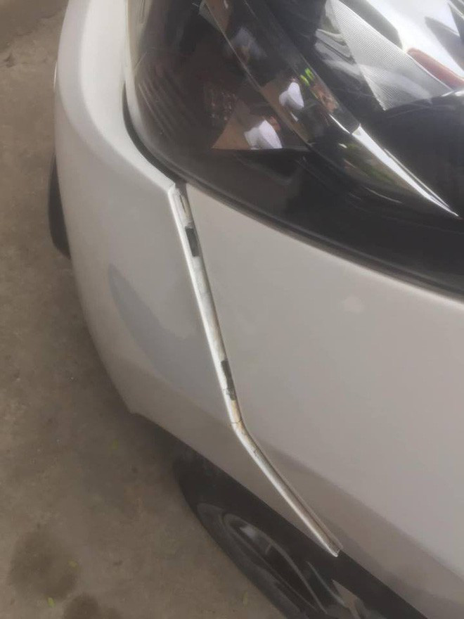 Xế hộp bị đâm xước sơn, bung nhựa nhưng khổ chủ chẳng thể giận nổi vì biểu cảm siêu đáng yêu của thủ phạm nhí