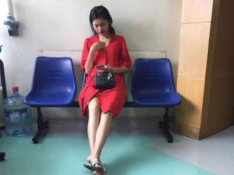 Á hậu Thanh Tú mặc váy rộng vẫn không che được vòng 2 nhô cao