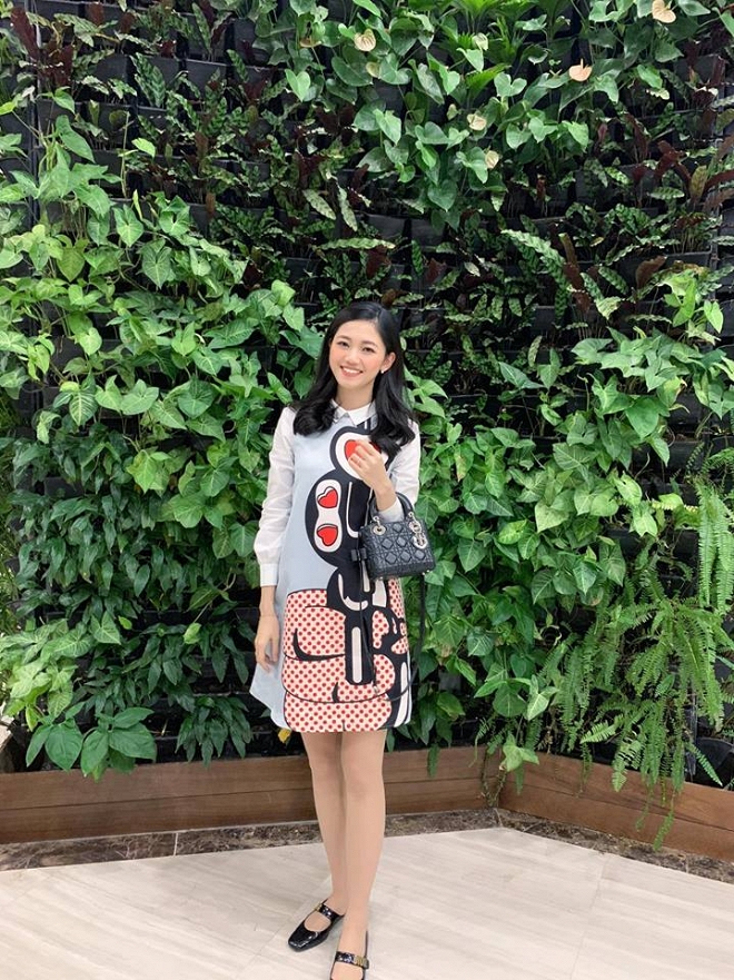 Á hậu Thanh Tú mặc váy rộng vẫn không che được vòng 2 nhô cao